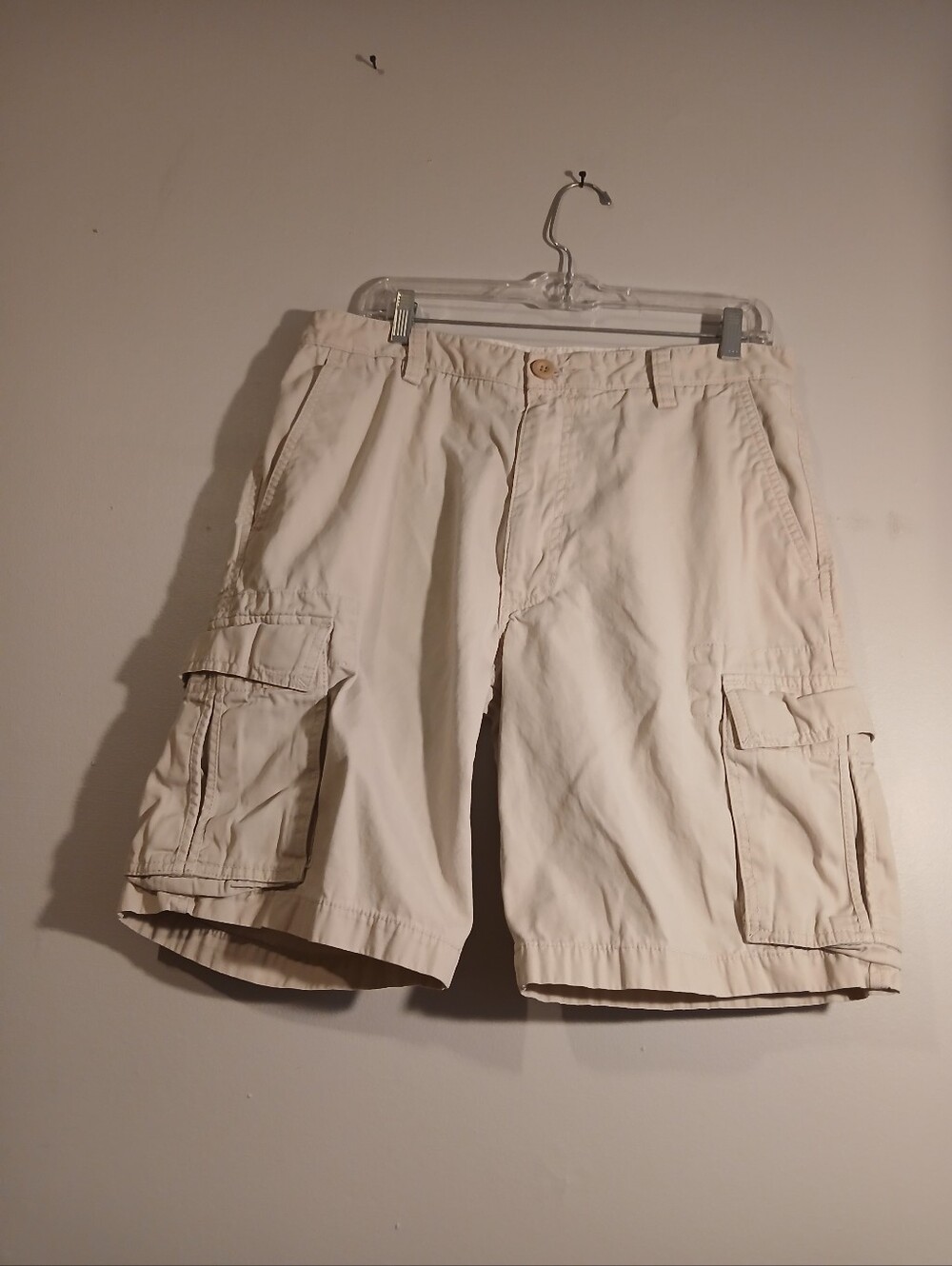 Dockers Men's Cargo Shorts in Light Beige - Classic Relaxed Fit. Size 34X10